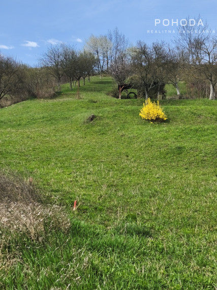 pozemok pre stavbu RD v obci Kravany - 1949 m2