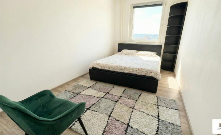 Veľký 3 izb. byt, 66m² + loggia, Lidické námestie - fotografia 3